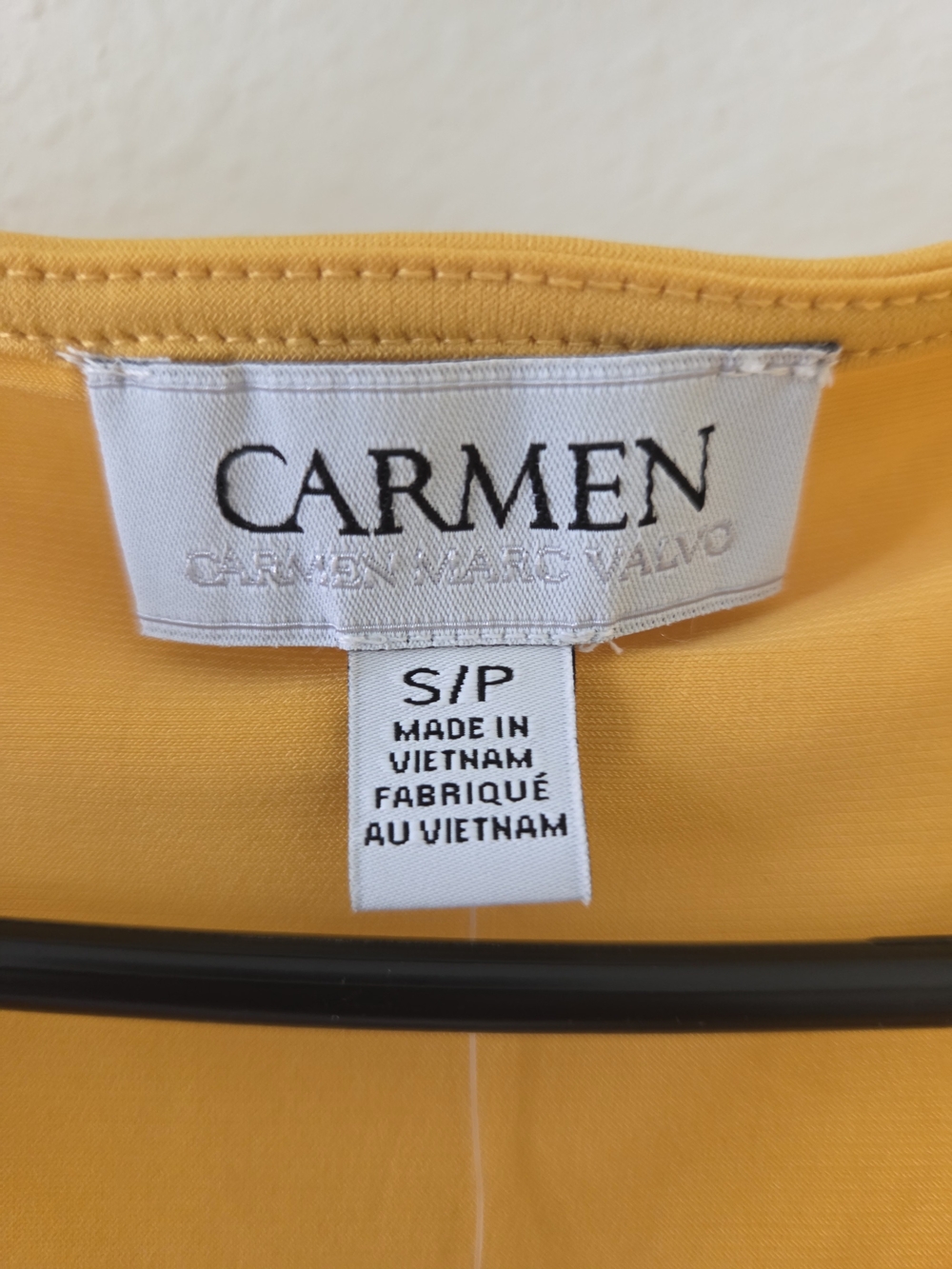 Carmen Marc Valvo Mustard Short Sleeve V-Notch Top with Shoulder Cutwork - Picture 4 of 7